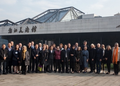 2014年11月中美博物馆领袖论坛与会者于杭州浙江美术馆前合影。Leah Thompson 摄。