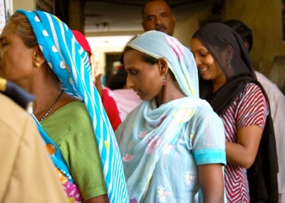 Residents of Dharavi, Mumbai's largest poor neighborhood, lining up to vote in May 2009. (Asia Society India Centre)