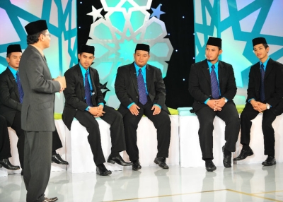 Contestants gather on the set of "Imam Muda" (Imam Muda/Facebook) 
