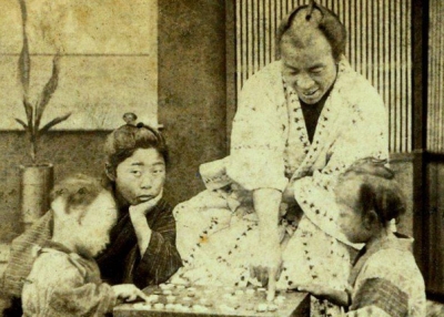 A father teaches his kids the game of "Go" in Old Japan. (Okinawa Soba/flickr)