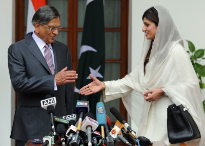 Pakistan Foreign Minister Hina Rabbani Khar (R) shakes hands with Indian Foreign Minister S. M. Krishna (L) prior to a meeting in New Delhi on July 27, 2011. (Prakash Singh/AFP/Getty Images) 