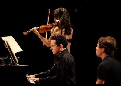 鋼琴: Daniel Schlosberg; 小提琴: Tricia Park; 攝影: Kirk Richard Smith