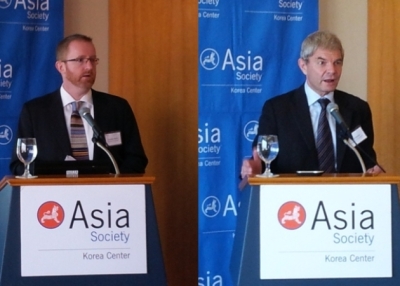 H.E. Eamonn McKee, Ambassador of Ireland and H.E. Rolf Mafael, Ambassador of Germany, in Seoul on Nov. 20, 2012. (Asia Society Korea Center)