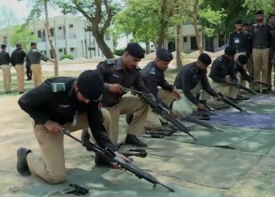 Pakistani police officers load their weapons. (BBC Urdu)