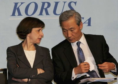 Wendy Cutler, Assistant U.S. Trade Representative, and South Korea's chief negotiator Kim Jong-Hoon attend a joint news conference on April 2, 2007 in Seoul, South Korea after finalizing the KORUS trade agreement. (Byun Young-Wook/Getty Images)