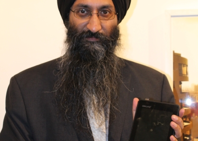 Datawind CEO Suneet Singh Tuli with Aakash, the world's cheapest tablet