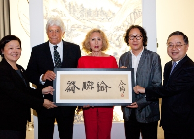Ronnie C. Chan (first from the right), Co-Chair of the Asia Society and Chairman of the Asia Society Hong Kong Center and S. Alice Mong (first from the left), Executive Director of Asia Society Hong Kong Center presented a monograph by contemporary Chinese artist Xu Bing (second from the right) written in the artist’s signature Square Word Calligraphy to Robert (second from the left) and Chantal Miller (center). 