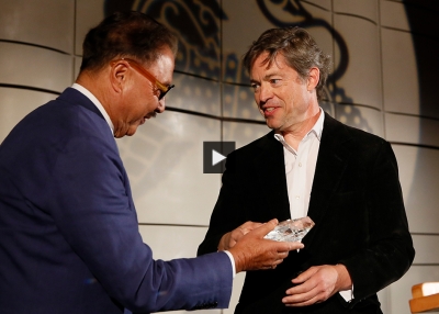 Asia Society Trustee Nicolas Berggruen (right) presents the Arts and Culture Visionary Award to Michael Chow.