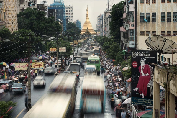 A street by the Sule Pagoda at rush hour in Yangon. (Gilles Sabrié)