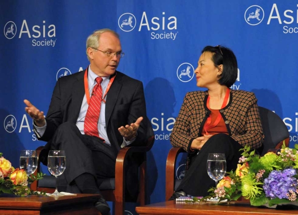 Ambassador Christopher Hill (L), former Assistant Secretary of State for East Asian and Pacific Affairs, and Nguyen Thi Thanh Ha of the Ministry of Foreign Affairs of Viet Nam on March 13, 2013. (Elsa Ruiz/Asia Society)