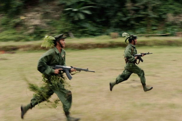 Young recruits of the Kachin Independent Army perform training exercises. (Gilles Sabrié)