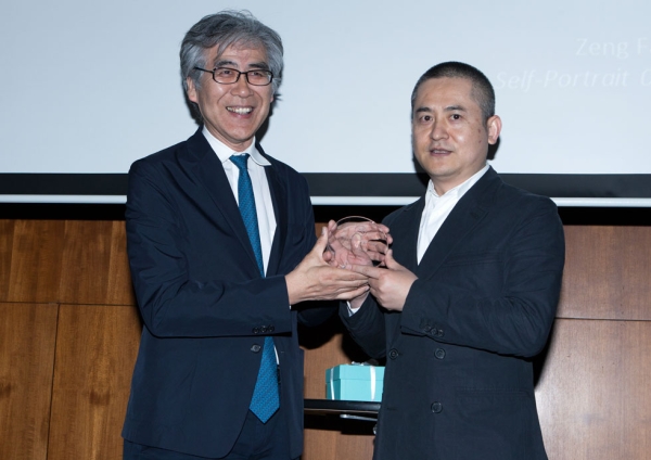 Fumio Nanjo (L), Director, Mori Art Museum, presenting Zeng Fanzhi with his award. (Eric Powell/Asia Society)