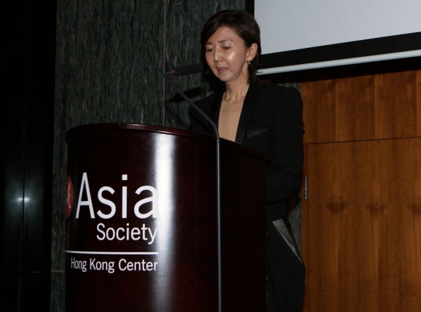 RaYoung Hong, Deputy Director, Leeum, Samsung Museum of Art, introducing honoree Lee Ufan. (Eric Powell/Asia Society)