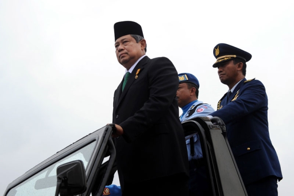 Indonesian President Susilo Bambang Yudhoyono (C) reviews a military parade during the 65th Indonesian military anniversary in Jakarta on October 5, 2010. (Adek Berry/AFP/Getty Images)
