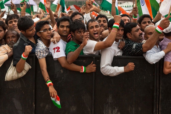 Indians cheer at an Anna Hazare anti-corruption rally in New Delhi on Aug. 24, 2011. (India Kangaroo/Flickr)