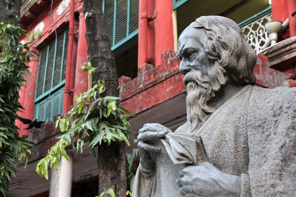 Statue of Indian poet, playwright, musician, and artist Rabindranath Tagore (1861–1941) at Tagore House in Kolkata. (kittell/Flickr)