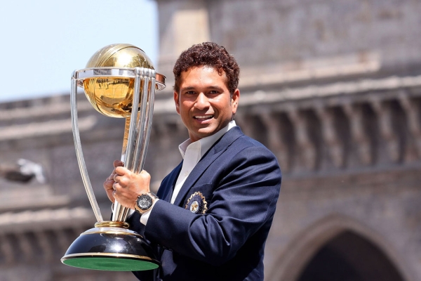 Tendulkar poses holding the ICC Cricket World Cup Trophy, with the Gateway of India in the backdrop, on April 3, 2011 in Mumbai.  (Ritam Banerjee/Getty Images)