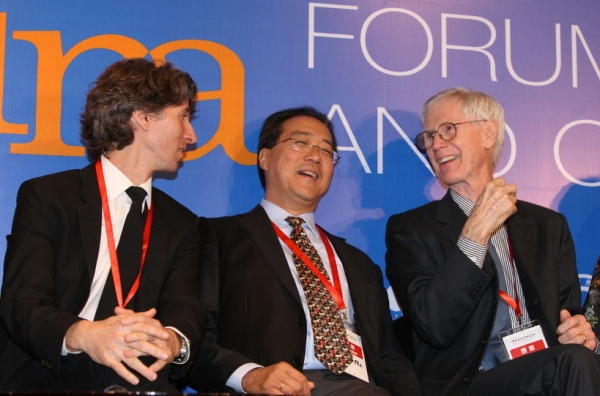 Orville Schell (R) speaks to Damian Woetzl (L) and Yo Yo Ma at the opening ceremony of the US-China Forum on the Arts and Culture in Beijing on Nov. 17, 2011. (Dong Lin)