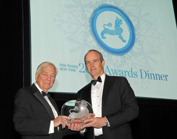 John C. Whitehead (L) receives his award from Goldman Sachs Vice Chairman Jay Michael Evans (R) at Asia Society's Awards Dinner in New York on Jan. 11, 2012. (Elsa Ruiz/Asia Society)