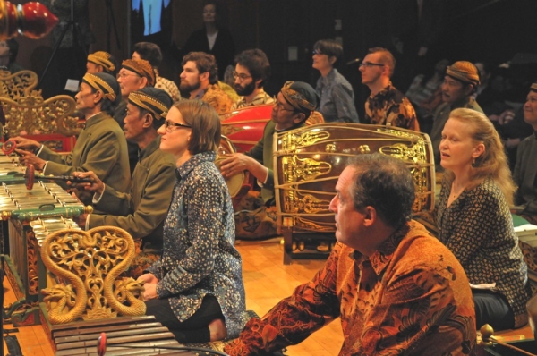 A full Javanese gamelan orchestra, featuring members of Mayangkara (Solo, Java) and Gamelan Kusuma Laras (New York City) accompanied the performance. (Elsa Ruiz/Asia Society)