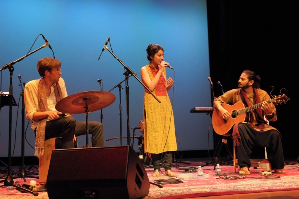 Singer Arooj Aftab (C), accompanied by Jorn Bielfeldt (L) and Bhrigu Sahni (R), opened the show at Asia Society New York on April 28, 2012. (Elsa Ruiz/Asia Society)