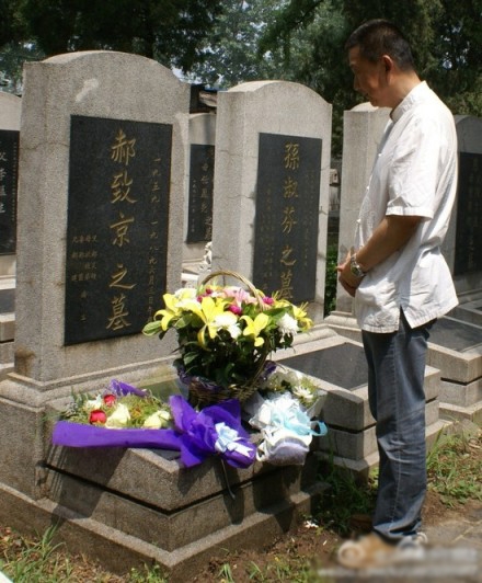 A man visiting the tomb of Hao Zhijing, a graduate of the University of Science and Technology of China who was killed during the June 4 incident.