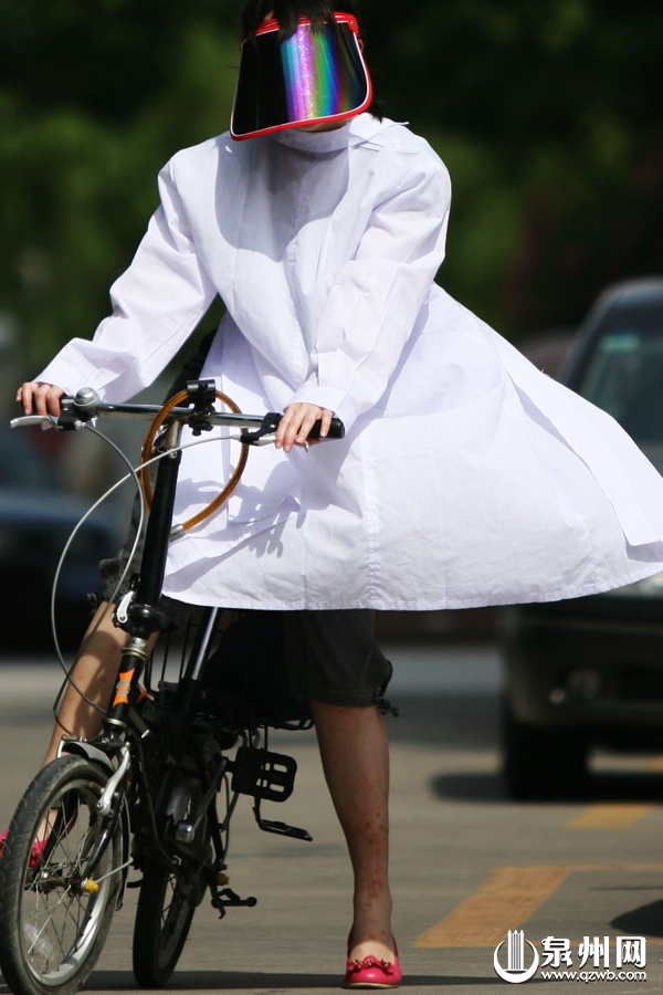 A woman dressed in sun visors and a lab coat. (Quanzhou Web)