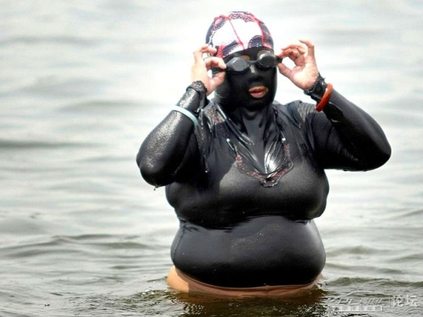 A woman in a full-body wet suit for complete protection from the sun, in Chaoyang, China on July 5, 2012. (PCAuto)