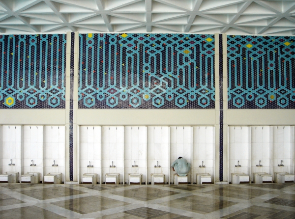 Ablution stations at Faisal Mosque in Islamabad. (Farrukh/Flickr)