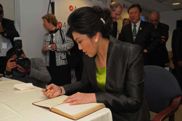 Yingluck Shinawatra signs Asia Society's guest book. (Elsa Ruiz)
