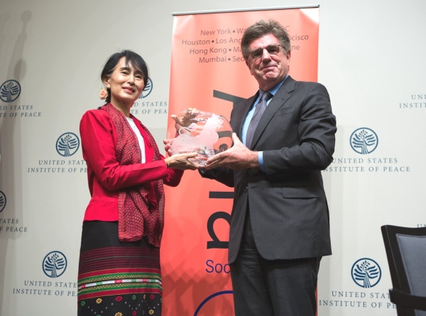 Asia Society Trustee Tom Freston poses with Aung San Suu Kyi after presenting her with the Asia Society's Global Vision award at the U.S. Institute of Peace in Washington, D.C., Sept. 18, 2012. (Asia Society/Joshua Roberts)
