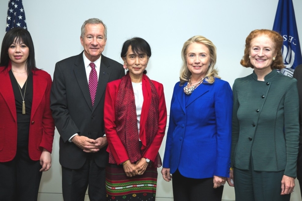 Asia Society VP of Global Programs Suzanne DiMaggio (L), Jim Marshall, President, United States Institute of Peace, Aung San Suu Kyi, Secretary of State Hillary R. Clinton and Asia Society Co-Chair Henrietta Fore pose for a photograph at the U.S. Institute of Peace, Sept. 18, 2012. (Asia Society/Joshua Roberts)