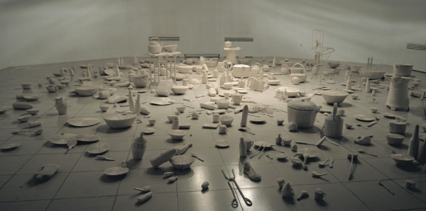 Bound and Unbound, 1997. White cotton thread, video, 800 household objects. (Lin Tianmiao)