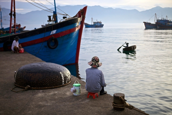 A pensive moment in a fishing port in Phu Yen, Vietnam. (patdaneri/tumblr)