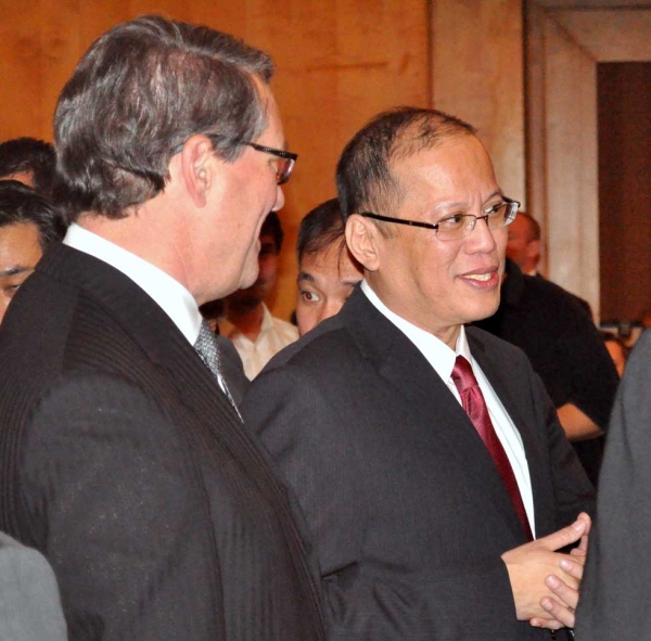 Asia Society Australia Chairman the Hon Warwick Smith AM (L) with President Aquino (R). (Ian Lever)