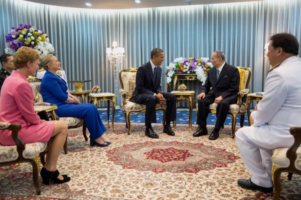 L to R: U.S. Ambassador to Thailand Kristie Kenney, U.S. Secretary of State Hillary Rodham Clinton, and U.S. President Barack Obama meet with King Bhumibol Adulyadej in Bangkok, Thailand on Nov. 18, 2012. (Pete Souza/U.S Deptartment of State)