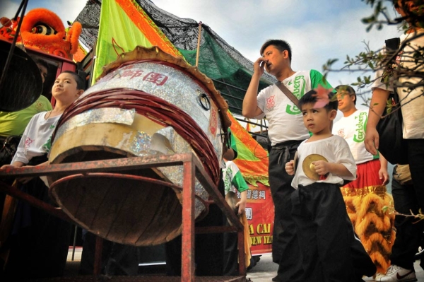 Chinese drums and cymbals are played by children of troupe members on January 23, 2012 in Pulau Penang, Malaysia. (C.K. Koay/Flickr) 
