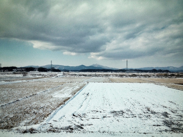 A view of the snow-covered countryside from a train heading to Tokyo, Japan on January 16, 2013. (lestaylorphoto/Flickr)