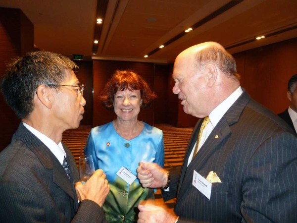 L to R: Dr Masahiro Kohara, Consul-General of Japan, Debra Hazleton, Mizuho Bank and Asia Society Australia Board Member, Trevor Rowe, Rothschild Australia. (Asia Society Australia)