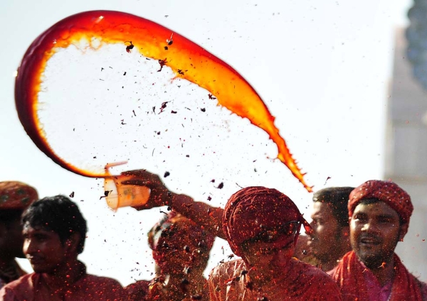 A group of men throw colored water at the Radha Rani temple during the Holi festival in Barsana, India on March 21, 2013.(Sanjay Kanojia/AFP/Getty Images)cccccccccccccccccccccccccc