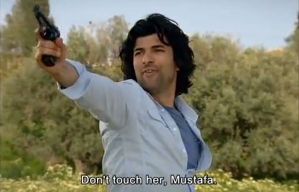 Engin Akyürek in action during an episode of the Turkish soap opera Fatmagül'ün Suçu Ne?. (YouTube)