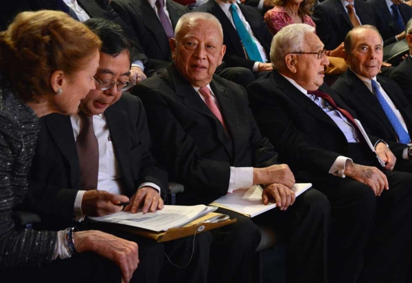 L to R: Henrietta H. Fore, Ronnie C. Chan, C.H. Tung, Henry Kissinger, and Asia Society Chairman Emeritus Maurice Greenberg in the front row at Asia Society New York on May 21, 2013. (Kenji Takigami)