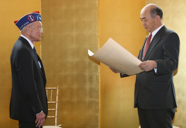 Japanese Ambassador to the United States Kenichiro Sasae (R) presented the award to Shima (L) on May 21, 2013. (Embassy of Japan to the United States)