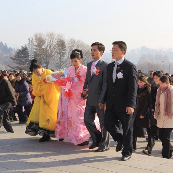 North Korean newlyweds at Mansu Hill in Pyongyang.(newsjean/Instagram)