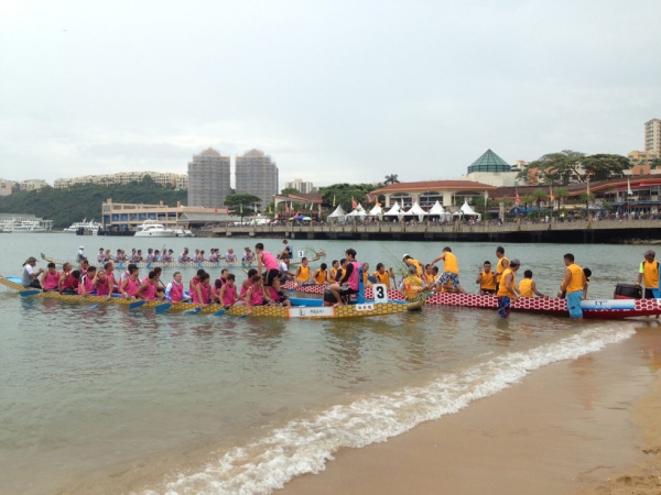 Three teams practice in the water ahead of a dragon boat race in Hong Kong on June 12, 2013. (Wendy Tang/ Asia Society Hong Kong)