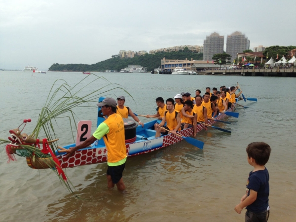 Team "Gaoming" prepares to return to shore after practicing ahead of the June 12 dragon boat race. (Wendy Tang/ Asia Society Hong Kong)