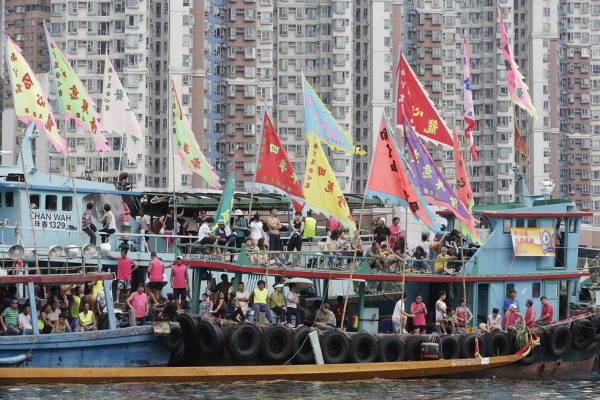 Boats and eager spectators line the shore at the Aberdeen Dragon Boat Races on June 12, 2013 in Hong Kong. (Jessica Hromas/Getty Images)