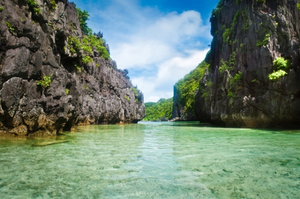 A hidden inlet glistens with clear green waters in El Nido, Philippines on July 15, 2013. (Andy Enero/Flickr)