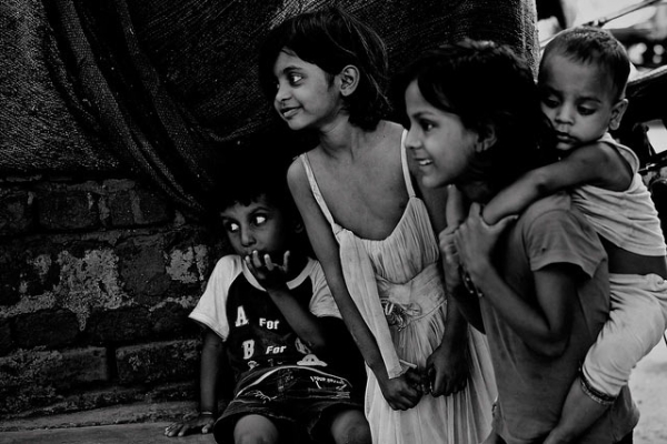 A group children in the streets of New Delhi, India on September 8, 2013. (New Dehlices/Flickr)