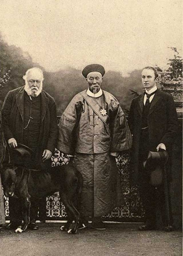 Li Hongzhang (C), Empress Cixi's most important reformer, in Great Britain in 1896 with British Prime Minister Lord Salisbury (L) and Lord Curzon (R).